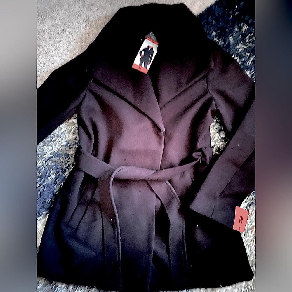 NWT , women’s M, Tahari coat black inside buttons belt waist, beautiful